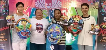  ?? ?? The winners of the on-the-spot mask-making contest with Art Associatio­n of Bacolod-negros presidenr Tey Sevillano.