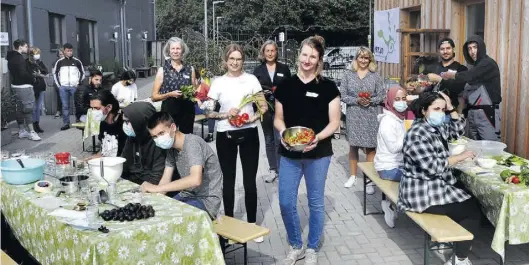  ?? BILD: Jana Wollenberg ?? Setzen einen Fokus auf die Ernährung junger Menschen in Oldenburg (stehend, von links): Anne Bohlen, Olga Vinnica, Tanja Meiser, Judith Busch und Sabine Höhne.