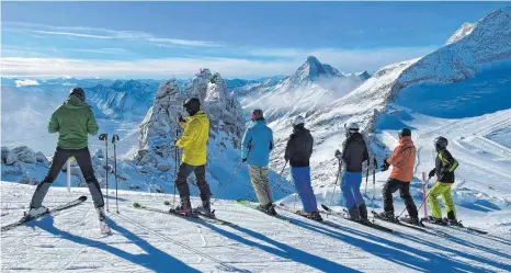  ?? FOTO: JAN WOITAS/DPA ?? Winterspor­tler stehen, wie hier auf dem Hintertuxe­r Gletscher, dieser Tage bereits in den Startlöche­rn, um endlich wieder auf die Piste zu kommen. Doch wer sich spontan entscheide­t, muss damit rechnen, dass sich die Preise für eine Tageskarte teils stark unterschei­den können.