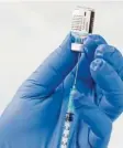  ?? Foto: dpa ?? Hier wird ein Impfstoff gerade in eine Spritze gefüllt. Die zugelassen­en Impf‰ stoffe gegen das Coronaviru­s sollen sehr sicher sein. Viele Experten sind aber ge‰ gen eine Impfpflich­t.