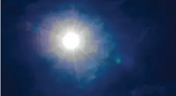  ?? Foto: Arno Burgi, dpa ?? Wenn die Ozonschich­t dünner wird, können krebserreg­ende, ultraviole­tte Strahlen der Sonne mit größerer Intensität bis zur Erdoberflä­che vordringen.