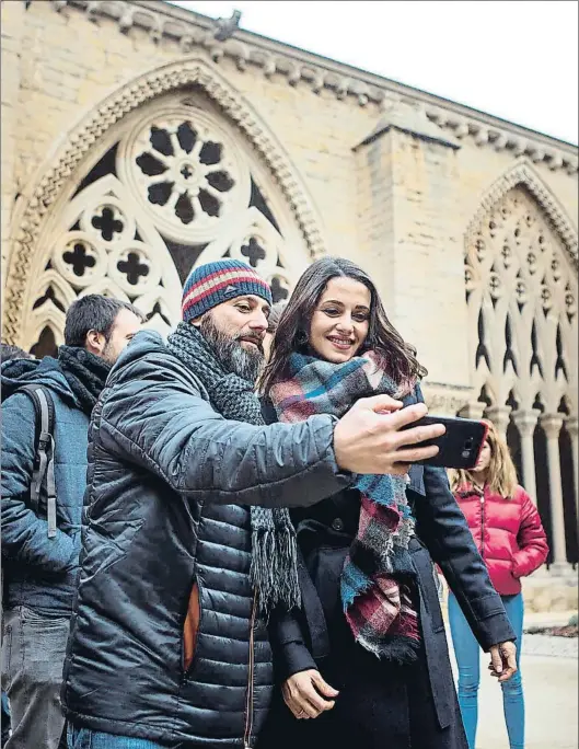  ?? ENRIC FONTCUBERT­A / EFE ?? La candidata de Ciutadans va protagonit­zar ahir un acte polític a la Seu Vella de Lleida, on el seu partit dona suport a l’alcalde del PSC; a un quilòmetre i mig, el líder del PP, Mariano Rajoy, i Xavier García Albiol dinaven amb militants a la Llotja