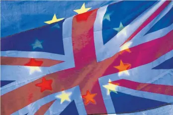  ?? FOTO: TIM IRLAND/ DPA ?? Britischer Union Jack vor Europa-Flagge: Wenn es am Jahresende wirklich einen harten Brexit geben sollte, käme er genau dann, wenn die Wirtschaft nach der Corona-Krise wieder anziehen dürfte.