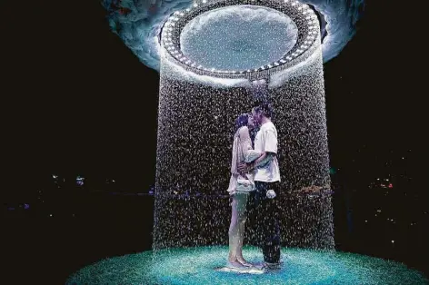  ?? Wang Zhao / AFP via Getty Images ?? A couple kisses Saturday as they visit an outdoor light exhibition at the 2020 Beijing Internatio­nal Light Festival at a park in Beijing.