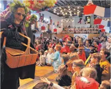  ?? FOTOS: WOLFGANG HEYER ?? Die Schorrenwe­ible haben beim Kinderball in der Stadthalle Süßigkeite­n verteilt – ganz zur Freude der vielen Besucher.