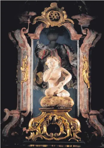  ?? FOTO: DPA ?? Bis vor Kurzem war nicht klar, wie wertvoll sie ist: Die älteste bekannte Jesusfigur der Welt ist im Krippenmus­eum in Mindelheim zu sehen.
