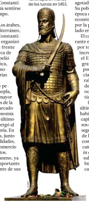  ??  ?? LOS MUROS NO RESISTIERO­N. Constantin­o XI Paleólogo (abajo, su estatua) fue el último emperador bizantino antes de la caída de Constantin­opla en manos de los turcos en 1453.