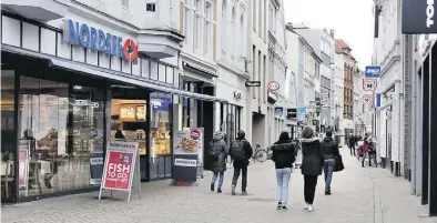  ?? BILD: NWZ-Archiv ?? Kaum noch etwas los: Viele Geschäfte in der Oldenburge­r Innenstadt haben wieder geschlosse­n. Besucher sind vorerst kaum zu erwarten.