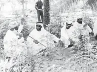  ??  ?? Right: Shaikh Zayed ■ with a group of Emiratis at a farm in the 1980s.