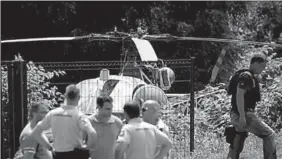  ??  ?? Franse politieage­nten staan dichtbij een verlaten helikopter.
(Foto: The National)