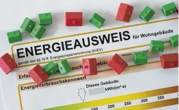  ?? Foto: Christophe Gateau, tmn ?? Mit einem Energieaus­weis müssen Eigentümer nachweisen, wie effizient ihre Immobilie ist. Er ist allerdings lediglich zehn Jahre gültig.