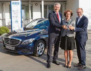 Kfz Innung Erhalt Neuen Mercedes Fur Ausbildungszwecke Pressreader