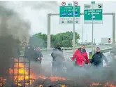  ??  ?? I blocchi A Calais, in Francia, i marittimi bloccano le vie d’accesso all’Eurotunnel (Afp). Sotto la stazione londinese di St. Pancras dove sono stati sospesi i treni internazio­nali