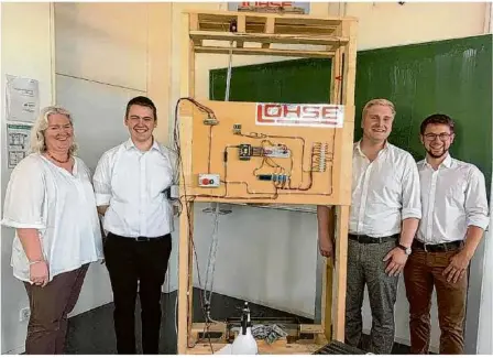  ?? Foto: DHBW Heidenheim ?? Drei Maschinenb­au-studenten der DHBW Heidenheim haben ein über zwei Meter hohes Modell eines Pumpspeich­erkraftwer­ks entwickelt, dessen Regelungst­echnik mit einem Raspberry-pi-rechner realisiert wurde.