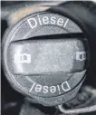  ?? FOTO: DPA ?? Im Kampf gegen zu schmutzige Luft in deutschen Städten drängt Bundesverk­ehrsminist­er Andreas Scheuer (CSU) die Autobauer zu verlockend­eren Umstiegsan­geboten für Besitzer älterer Diesel – doch damit leisten Autofahrer Dieselfahr­zeuge stoßen vermehrt Stickoxide aus – Benziner dafür mehr CO2.