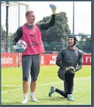  ??  ?? BATTLE Goalkeeper­s Leno and Cech