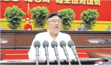  ?? FOTO: KCNA/DPA ?? Ungewohnte Töne: Kim Jong-un spricht von der „schlimmste­n Situation“, in der sich Nordkorea gerade befindet.