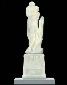  ??  ?? Harry X Ball (1955), Pietà (2018, onice bianco, acciaio inossidabi­le, plastica)