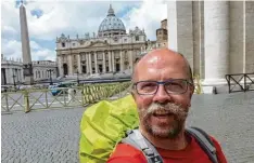  ?? Foto: Sammlung Werner ?? Nach einer 13 tägigen Pilgertour hat Karl Josef Werner sein Ziel, den Petersdom in Rom, erreicht.