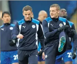  ??  ?? CAMBIOS. Vardy y Drinkwater, durante un entrenamie­nto.