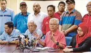  ?? PIC BY KHAIRULL AZRY BIDIN ?? Umno vice-presidents Datuk Seri Ismail Sabri Yaakob (seated, second from right) and Datuk Seri Mahdzir Khalid (seated, second from left) at a press conference in Kota Kinabalu yesterday.