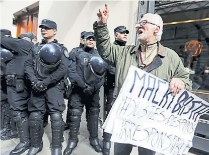  ?? (AP) ?? La casa de CFK. Hubo manifestan­tes K que mantuviero­n guardia en el departamen­to de La Recoleta.