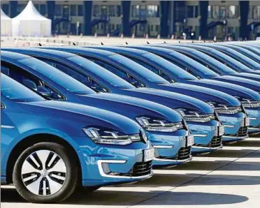  ??  ?? Mitten im Umrüsten der manipulier­ten Dieselmode­lle sorgt der VW-Konzern für Ärger bei den Händlern. Foto: Reuters