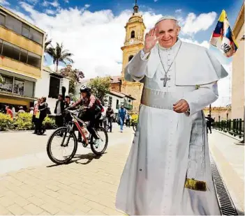  ?? AFP ?? Derzeit nur eine Pappfigur als Fotomotiv: Heute trifft der echte Papst in Bogotá ein