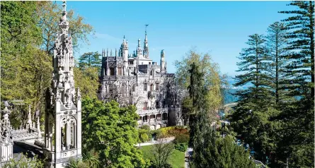  ??  ?? Construída entre 1904 e 1910, no derradeiro período da monarquia, a Quinta da Regaleira é uma das “jóias” de Sintra