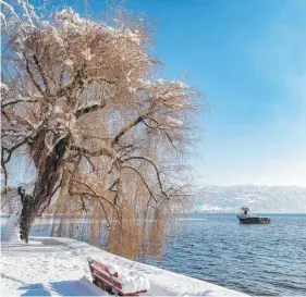  ?? FOTOS: CHRISTIAN FLEMMING ?? Der Wasserpege­l des winterlich­en Bodensees im Januar 2021 (links) und im Vergleich dazu im Winter 2010 (rechts). Hier zeigt sich: Was einmal typisch für den Bodensee war, nämlich Niedrigsta­nd im Winter und Höchststan­d im Sommer, dreht sich beinahe um.