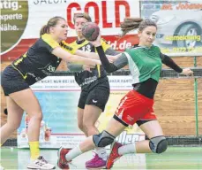  ?? FOTO: PETER SCHLIPF ?? Die Frauen der SG Hofen/Hüttlingen hatten im Mittelfeld­duell gegen den TV Nellingen II absolut keinerlei Probleme und gewannen auch in der Höhe verdient mit 29:20.