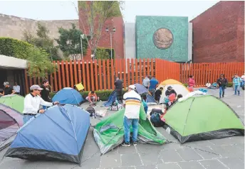  ?? JAVIER RÍOS ?? Los maestros disidentes en plantón ante la Cámara de Diputados.