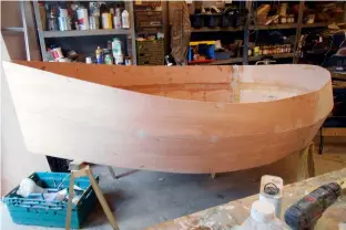  ??  ?? Stitch and glue constructi­on and Tommy’s hull starts to take shape in Ian’s garage