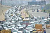  ?? SAKIB ALI /HT PHOTO ?? Commuters stuck in a jam at UP Gate along the Delhi-up border n
near Ghazipur, in Ghaziabad on Friday.