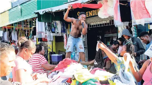  ??  ?? Gerald Gordon's compelling capture of Alex Walker, a hard-working vendor and profession­al baker, earned him the most votes in the People category.