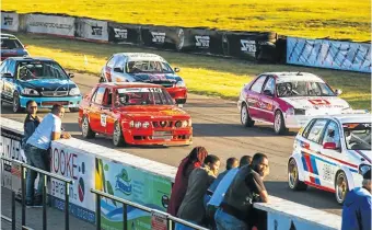  ??  ?? Cars at the start of the race.