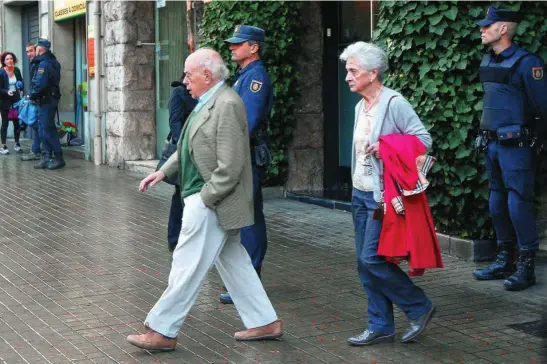  ?? EFE ?? El expresiden­te catalán Jordi Pujol Soley junto a su mujer Marta Ferrusola Lladó cerca de su domicilio en Barcelona durante un registro policial