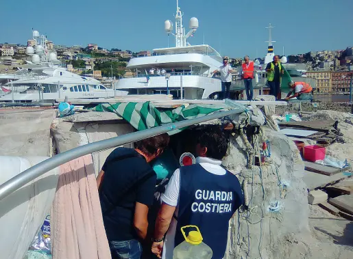  ??  ?? Lo sgombero L’intervento della capitaneri­a di Porto ieri mattina a Mergellina