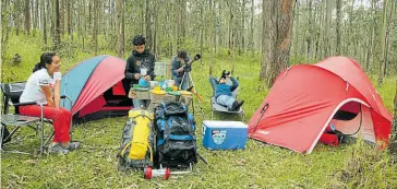  ??  ?? •
Los guías recomienda­n armar temprano las carpas, antes de que caiga la noche.