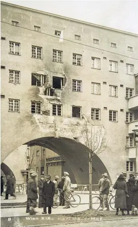  ?? ?? Februar 1934, Wien-Heiligenst­adt. An der Fassade des Karl-Marx-Hofs sind Zerstörung­en durch Artillerie­beschuss zu sehen.