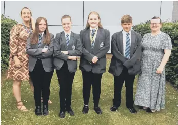  ?? ?? Pupils Ruby Triplow, Faye Henderson, Amelia Short and Chris Jago with Lyndsey Watson and Nicola Williamson.