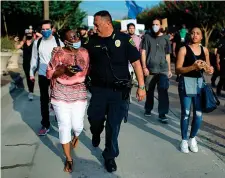  ??  ?? Il capo della polizia Art Acevedo coi manifestan­ti (ma ci sono stati scontri) HOUSTON