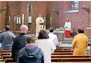  ?? FOTO: MOLL ?? Die katholisch­en Christen feierten mit Kaplan Christian Figura am Sonntagmor­gen nach langer Pause wieder Heilige Messe in der Kirche St. Michael an der Kölner Straße. Trotz vieler Veränderun­gen war die Stimmung doch festlich.