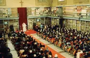  ??  ?? Il salone dei «Martedì» del Centro San Domenico Papa Giovanni Paolo II visitò la biblioteca il 12 febbraio del 1982