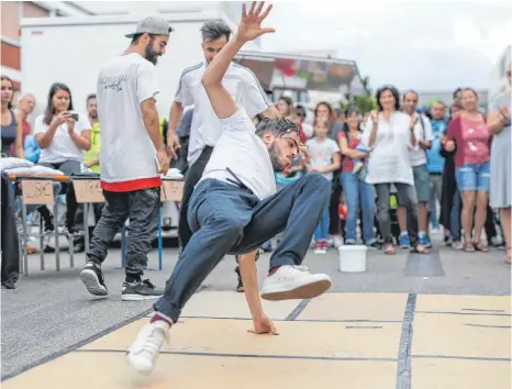  ?? FOTO: FELIX OECHSLER ?? Waren bei der Premiere stets von Zuschauern umlagert – und gewannen am Ende den dritten Preis: Die Breakdance­r von Undergroun­d Movement sind auch dieses Jahr wieder dabei.