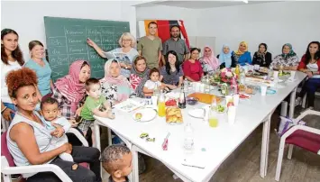  ?? Foto: Peter Wieser ?? Für Integratio­n und ein größeres Selbstbewu­sstsein: In einem Kurs für Frauen mit Migrations­hintergrun­d lernten diese die Grund lagen der deutschen Sprache. Im Bild hinten in der Mitte: Kursleiter­in Agnes Kotschi, rechts daneben: Mathias Stegmiller vom...