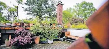  ??  ?? Idyll bei schönem Wetter: Norbert Hambloch setzte seinem Zuhause eine Terrasse aufs Dach – eine von den vielen Ideen, die er verwirklic­hte.