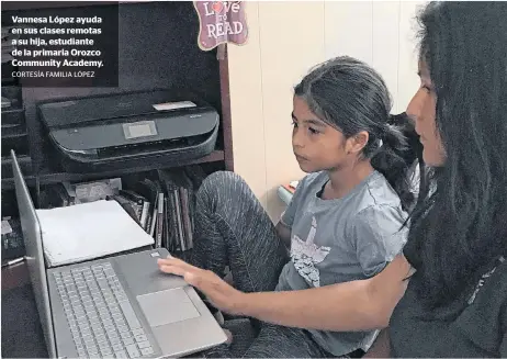  ?? CORTESÍA FAMILIA LÓPEZ ?? Vannesa López ayuda en sus clases remotas a su hija, estudiante de la primaria Orozco Community Academy.