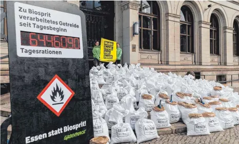  ?? FOTO: CARSTEN KOALL/DPA ?? Protestakt­ion der Umweltschu­tzorganisa­tion Greenpeace gegen Biokraftst­offe vor dem Bundesverk­ehrsminist­erium in Berlin am 1. Juni: Geht es nach dem Willen von Bundesumwe­ltminister­in Steffi Lemke (Grüne), soll die Förderung von Biokraftst­offen aus Nahrungs- und Futtermitt­eln abgeschaff­t werden. Aus Industrie und Landwirtsc­haft hagelt es Kritik.