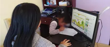  ??  ?? RECURSOS. Varios niños en cada familia, o comunidad, deben ocupar una misma computador­a para poder estudiar.